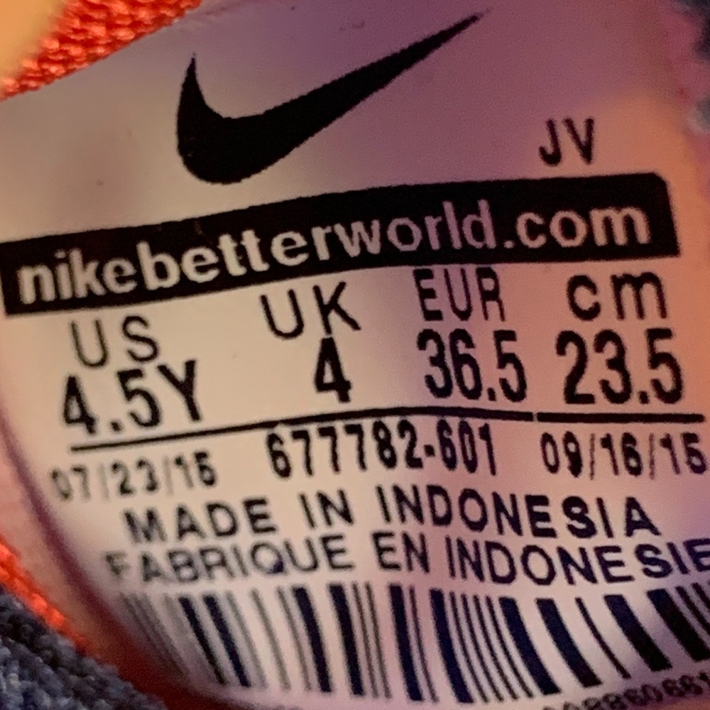 Nike Roche One Print Light Sneaker - Picture 8 of 8